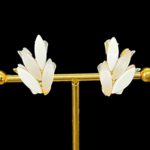 Vintage Climber Clip On Earrings Opaque White Pearly Thermoset Silver Setting - Picture 5 of 10